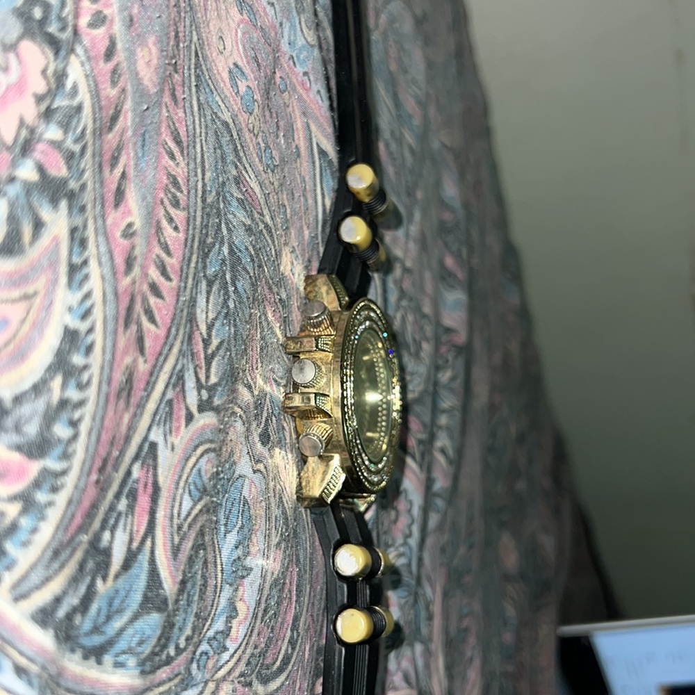It’s a gold watch with diamond on it - Picture 3 of 5